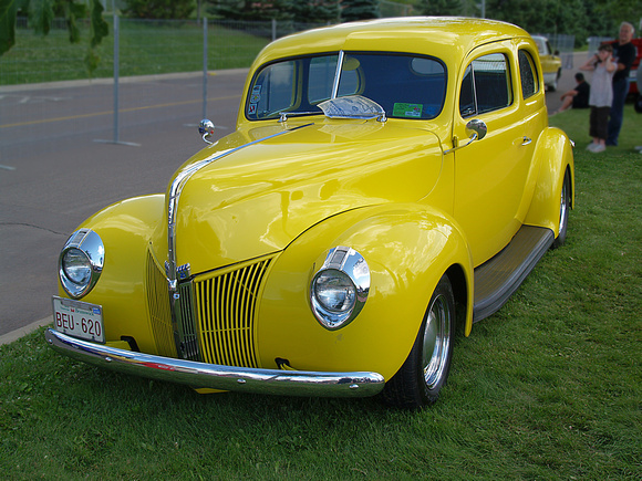 1940 Ford sedan mild-rod