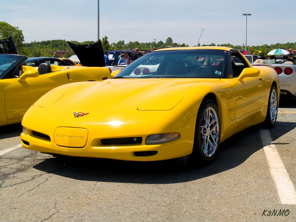 2001 Corvette yellow coupe